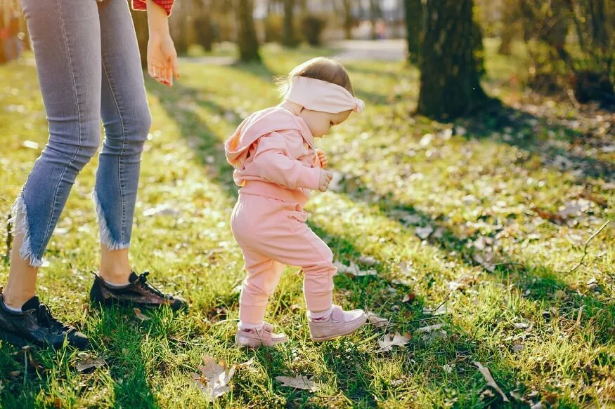 at what age do infants start walking